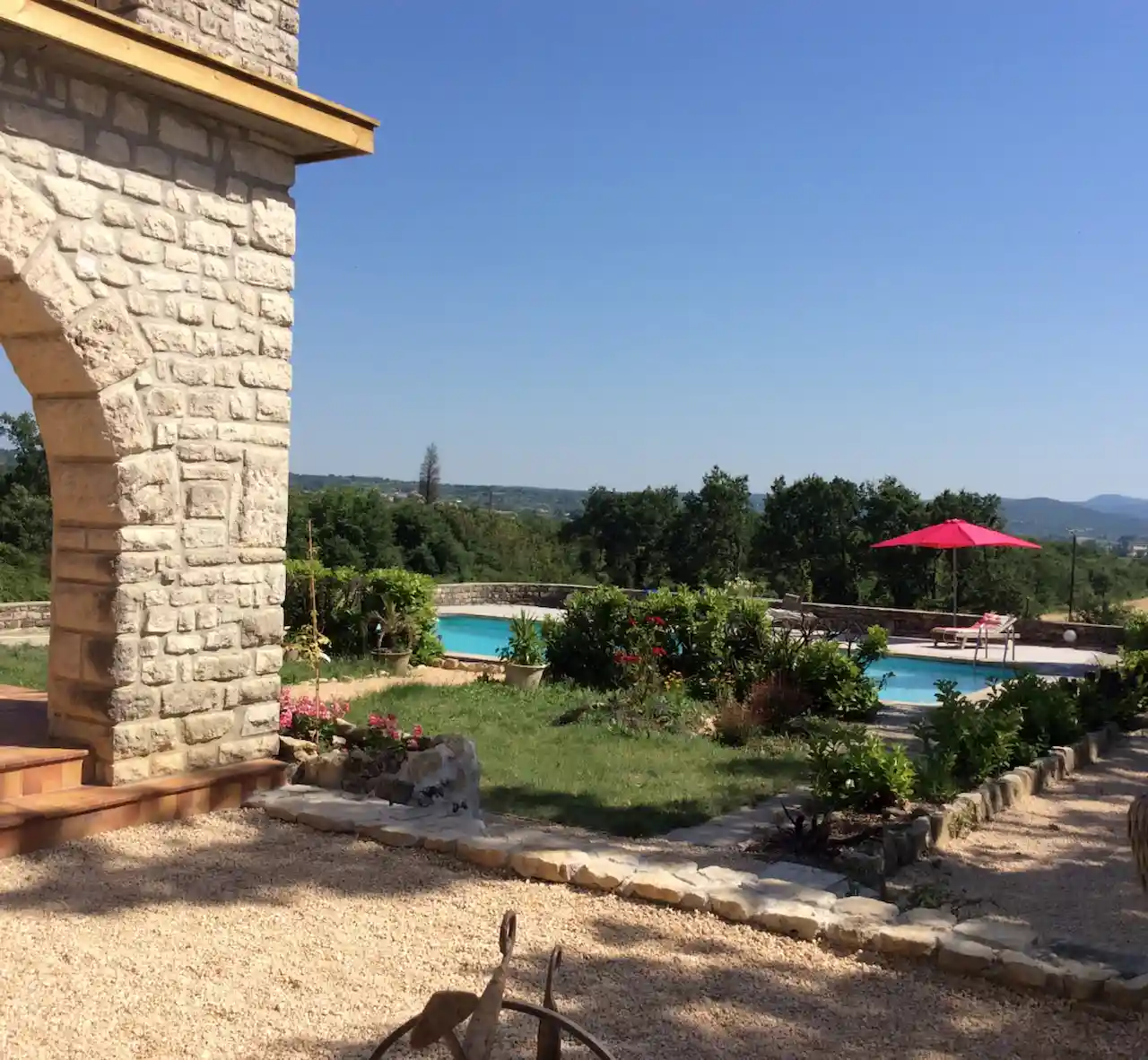 Mas des Broussonnetiers - Vue sur la propriété avec piscine et jardins